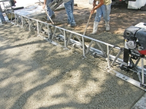 Motor propelled vibrating screed.