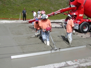 Hand operated Vibrating Screed.
